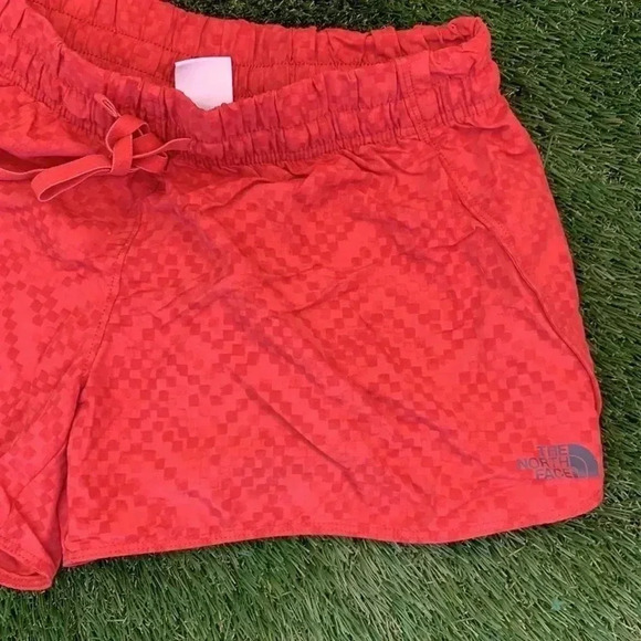The North Face Women's Class V Shorts in Sunbaked Red Chevron Size Medium - Picture 3 of 6